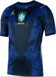 Camiseta reserva dos jogadores com a cor azul-real e a marcante mistura da cor preta para a Copa do mundo de 2026